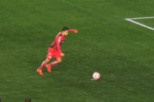 墨西哥17岁新星吉尔伯托·莫拉勺子点球破门，记者盛赞：天才疯子